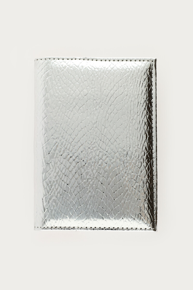 Silver-coloured passport cover with croco print | My Jewellery