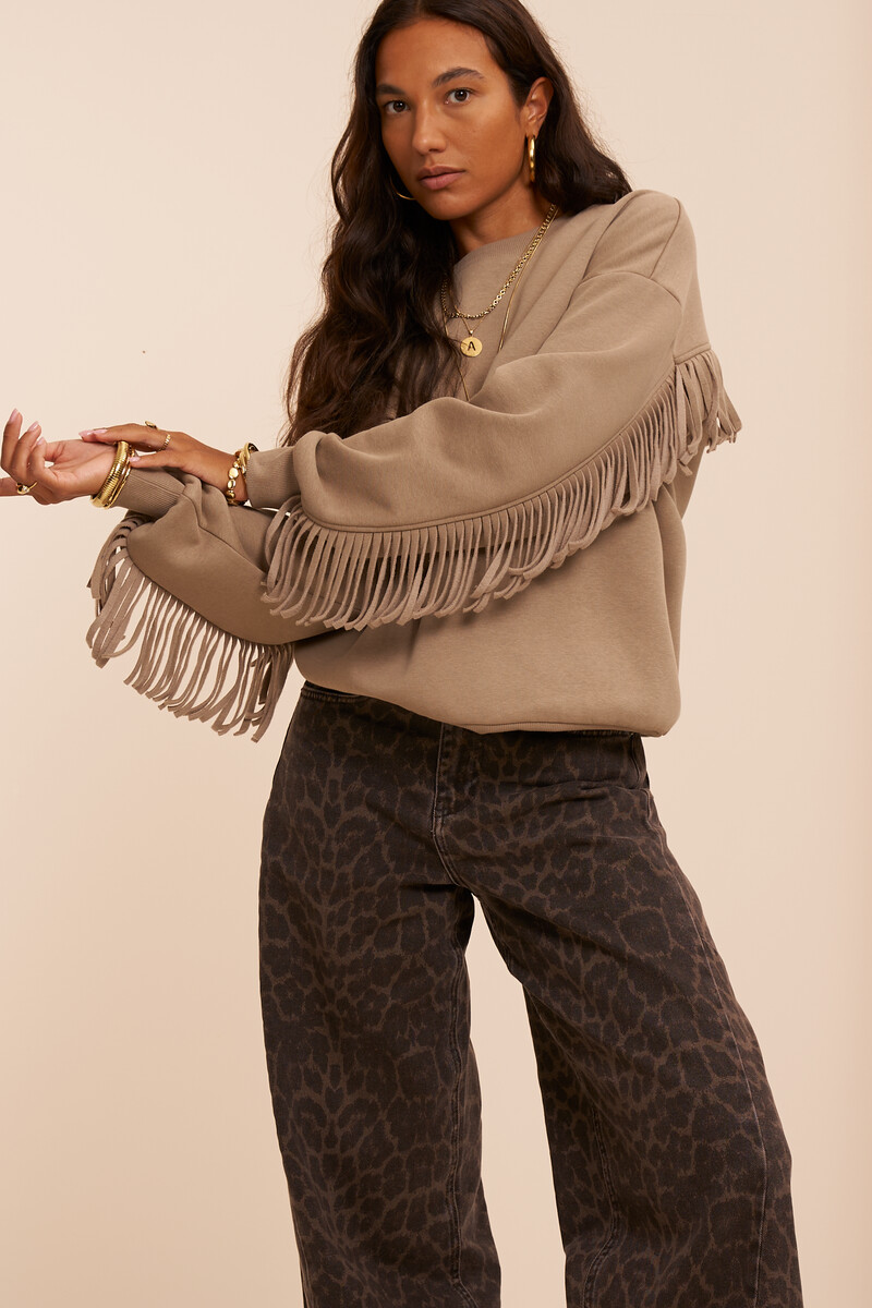 Taupe sweater with fringes and label | My Jewellery