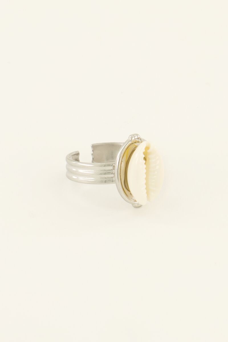 Driedubbele ring met schelp