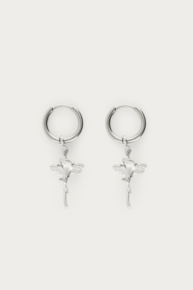 Vintage oorringen met hibiscus