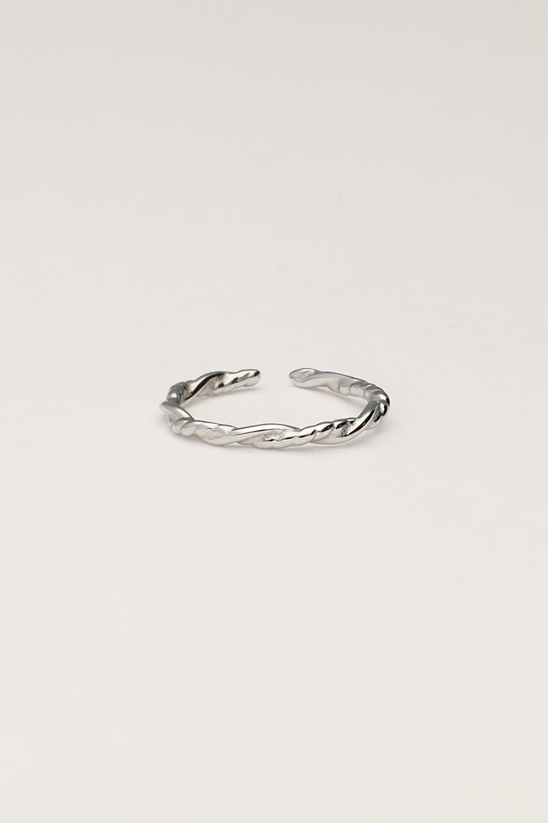 Vintage ring with twisted detail