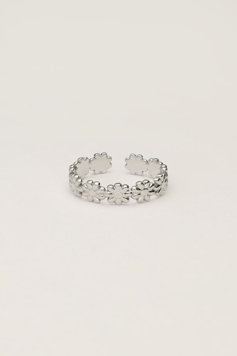 Vintage ring with daisies