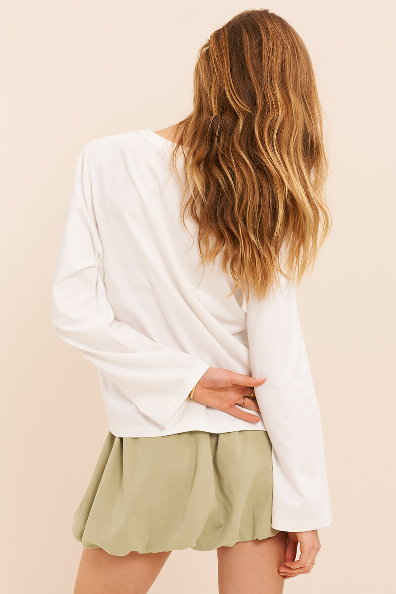 White oversized T-shirt with long sleeves and shoulder pads