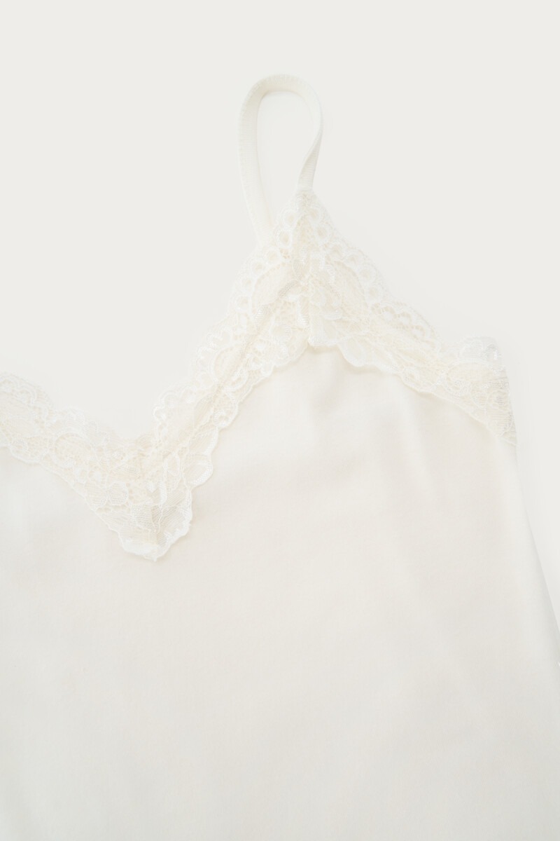 White basic top with lace details | My Jewellery