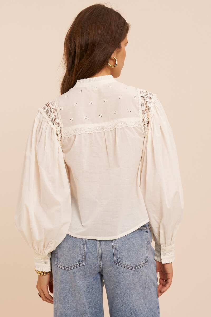 White blouse with lace details and long sleeves | My Jewellery