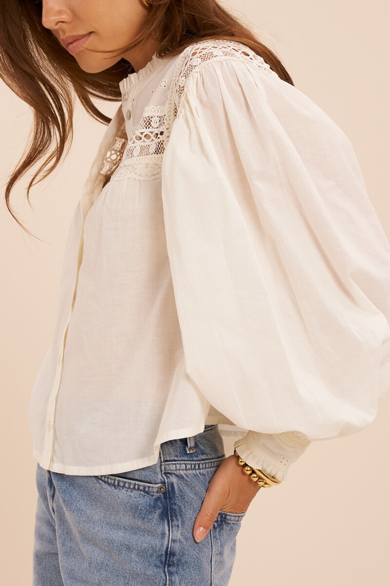 White blouse with lace details and long sleeves | My Jewellery