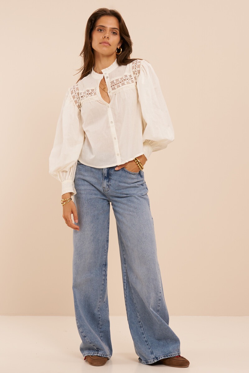 White blouse with lace details and long sleeves | My Jewellery