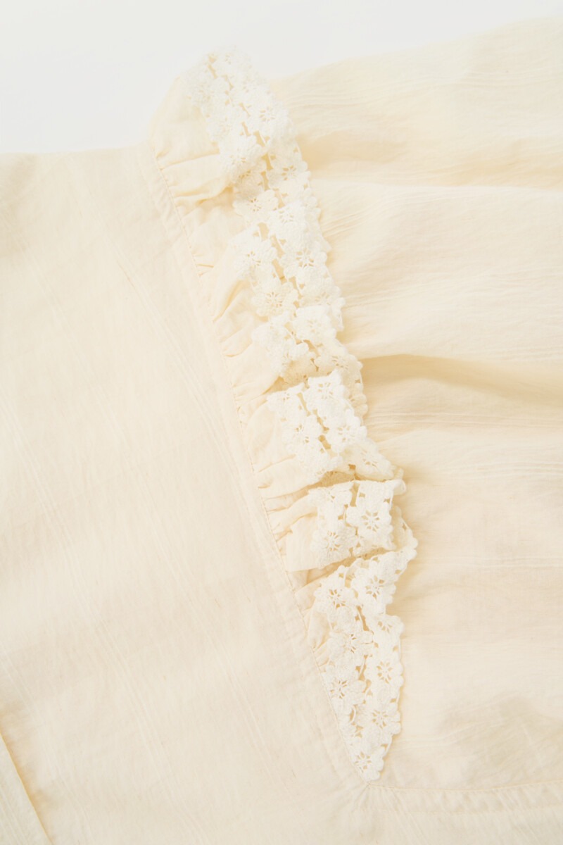 White blouse with lace side stripes and balloon sleeves | My Jewellery