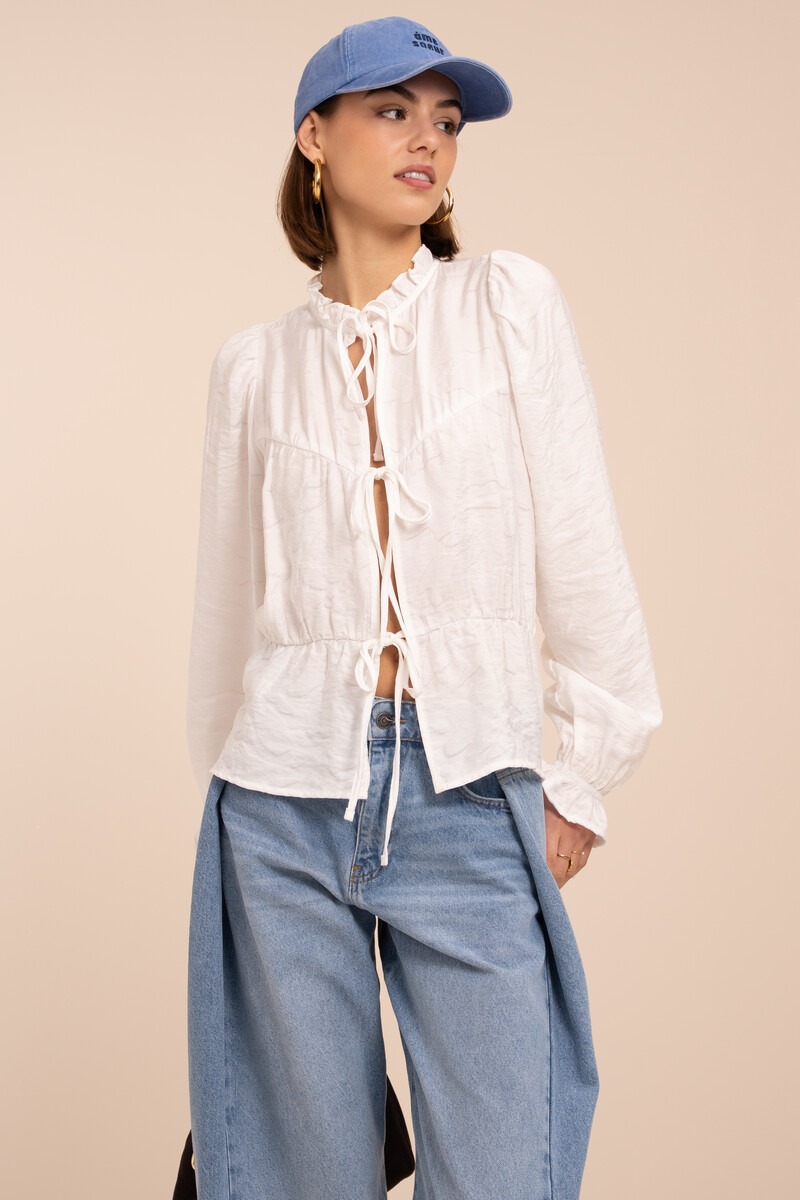 Witte jacquard top met strikjes en ruffle mouwen