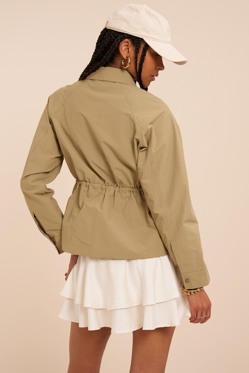 Weißer Rock mit Drapierung