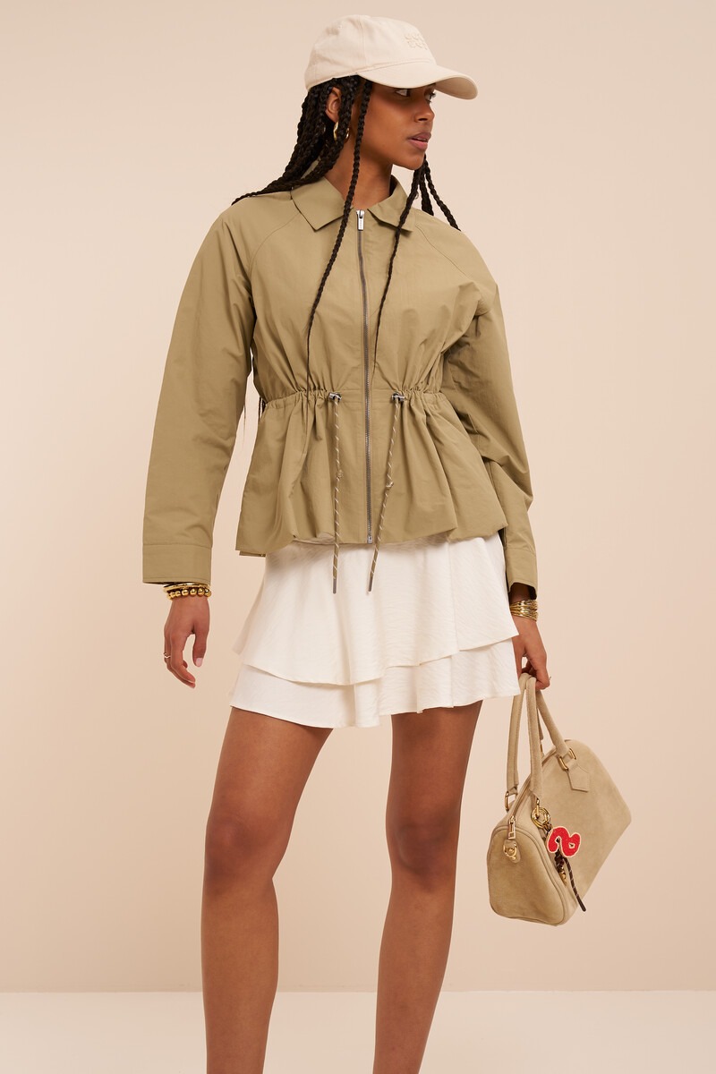 Weißer Rock mit Drapierung