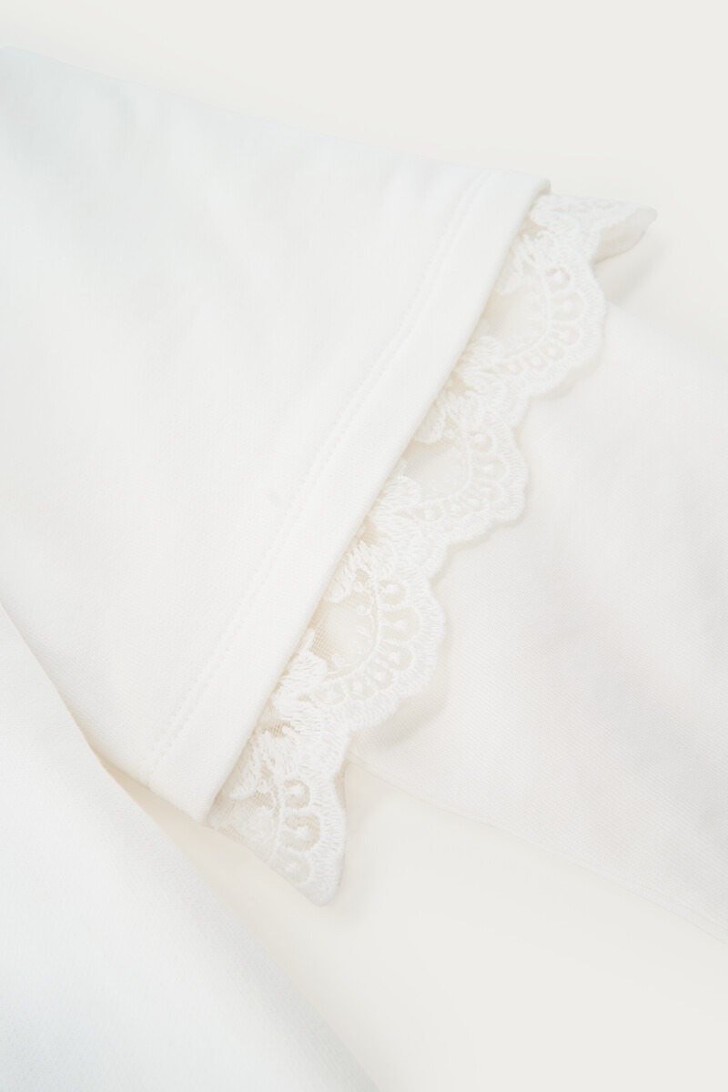 White sweater with double sleeves and lace details | My Jewellery