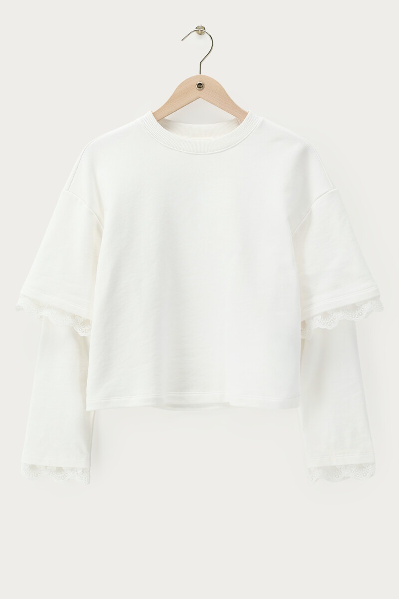 White sweater with double sleeves and lace details | My Jewellery