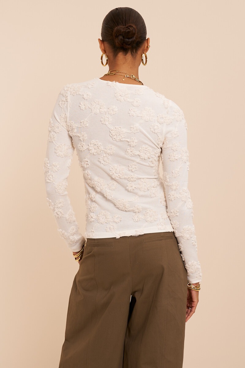 White top with long sleeves and embroidered flowers | My Jewellery