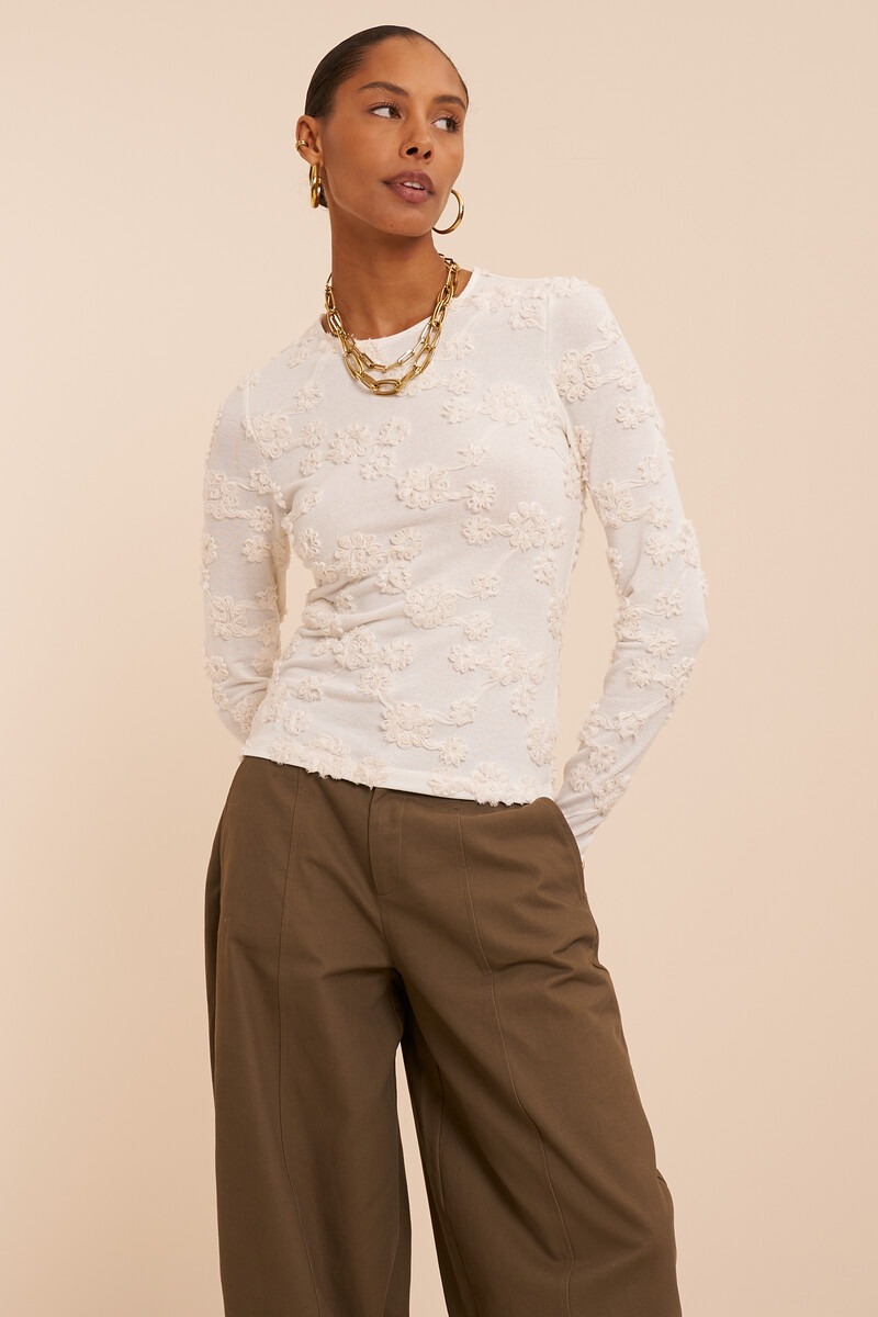 White top with long sleeves and embroidered flowers | My Jewellery
