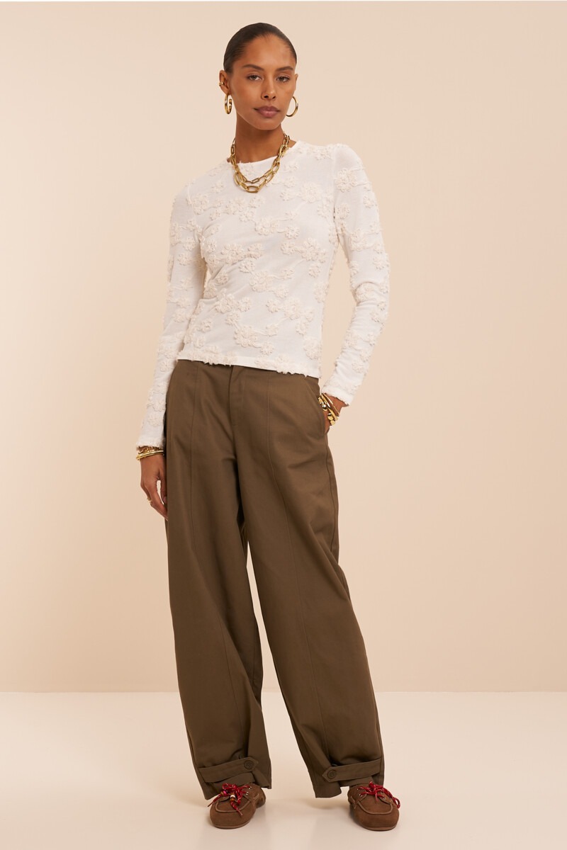 White top with long sleeves and embroidered flowers | My Jewellery