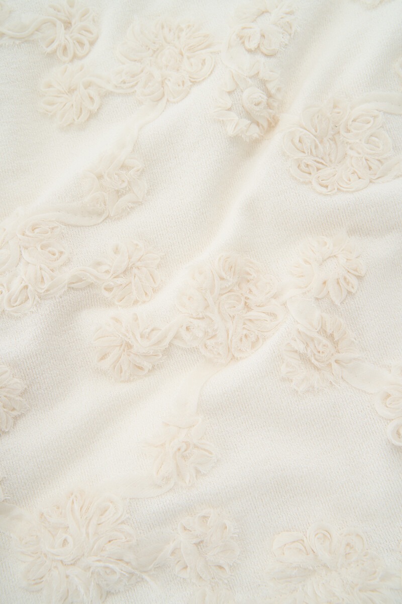 White top with long sleeves and embroidered flowers | My Jewellery