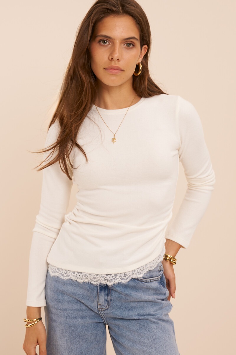 White top with long sleeves and lace details | My Jewellery