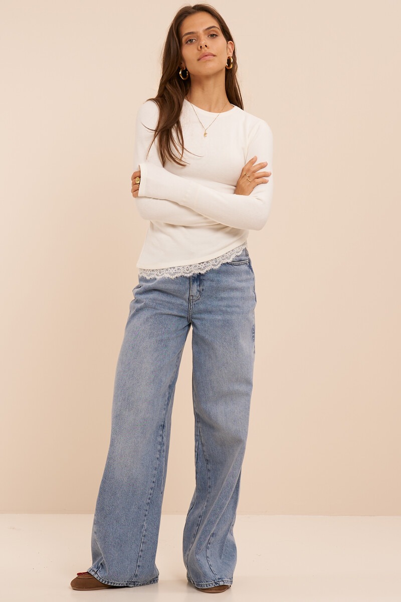 White top with long sleeves and lace details | My Jewellery