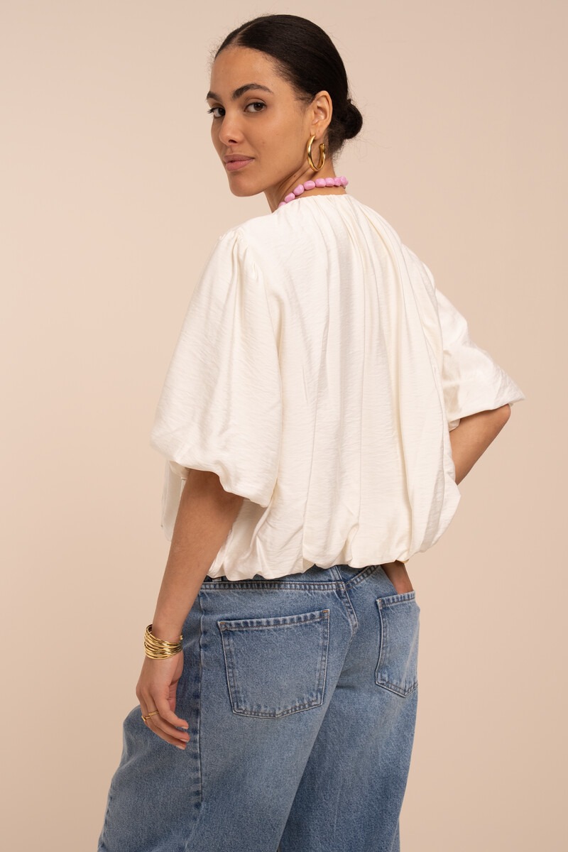 Weißes Oberteil mit kurzen Ballonärmeln