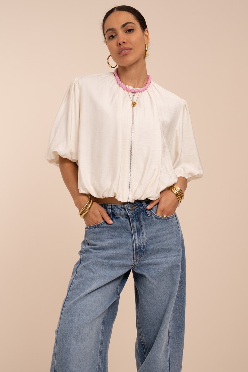 Weißes Oberteil mit kurzen Ballonärmeln