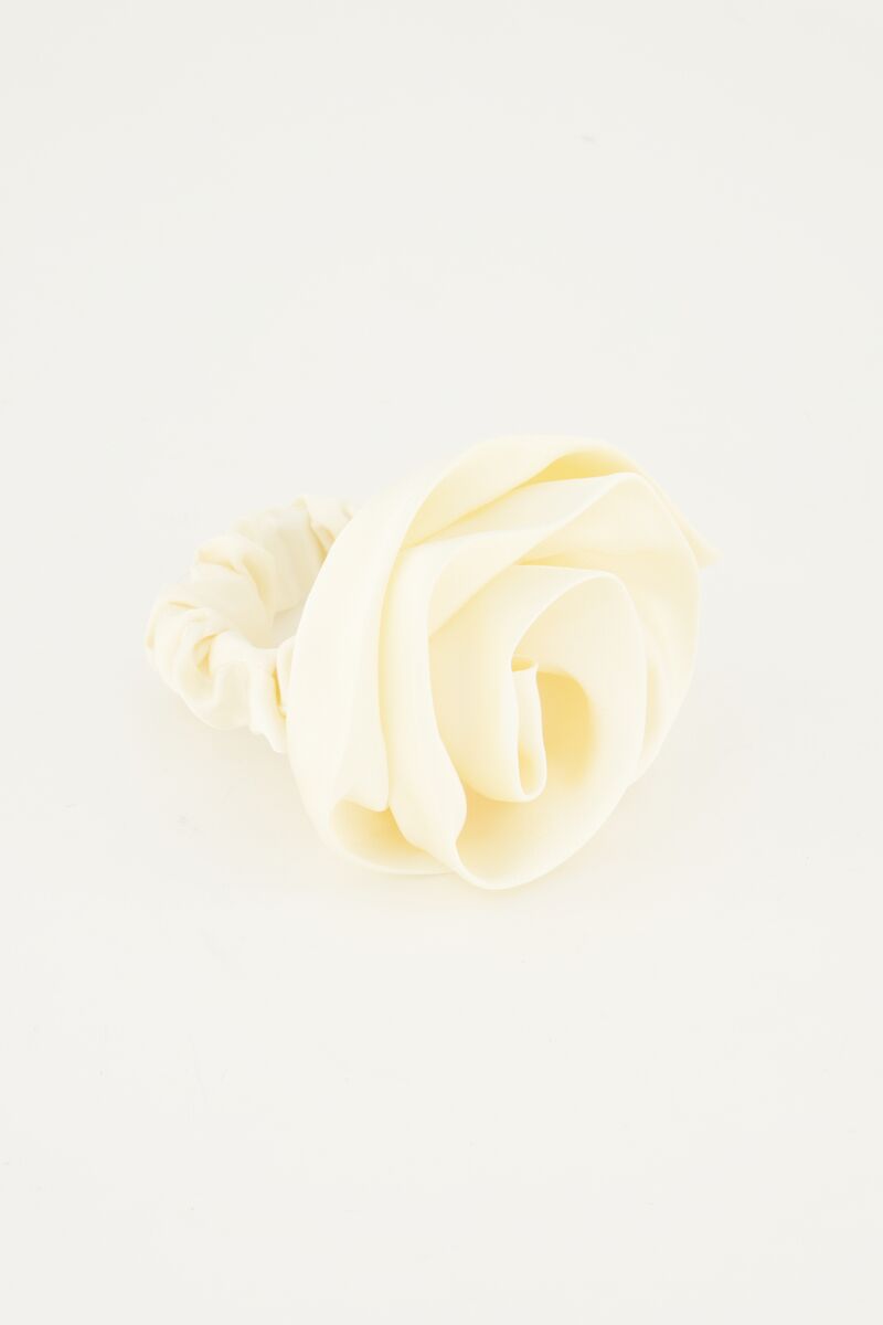 Witte scrunchie met bloem