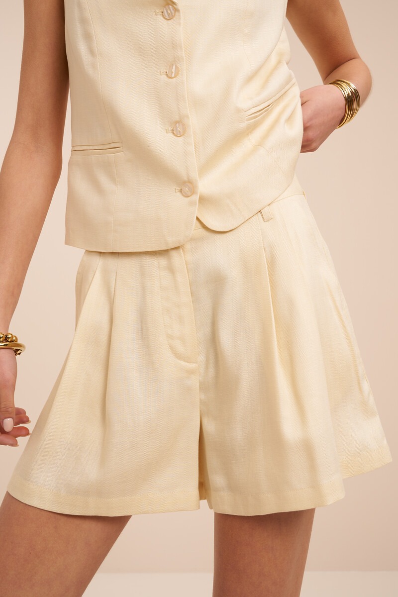 Yellow bermuda shorts with pleats | My Jewellery