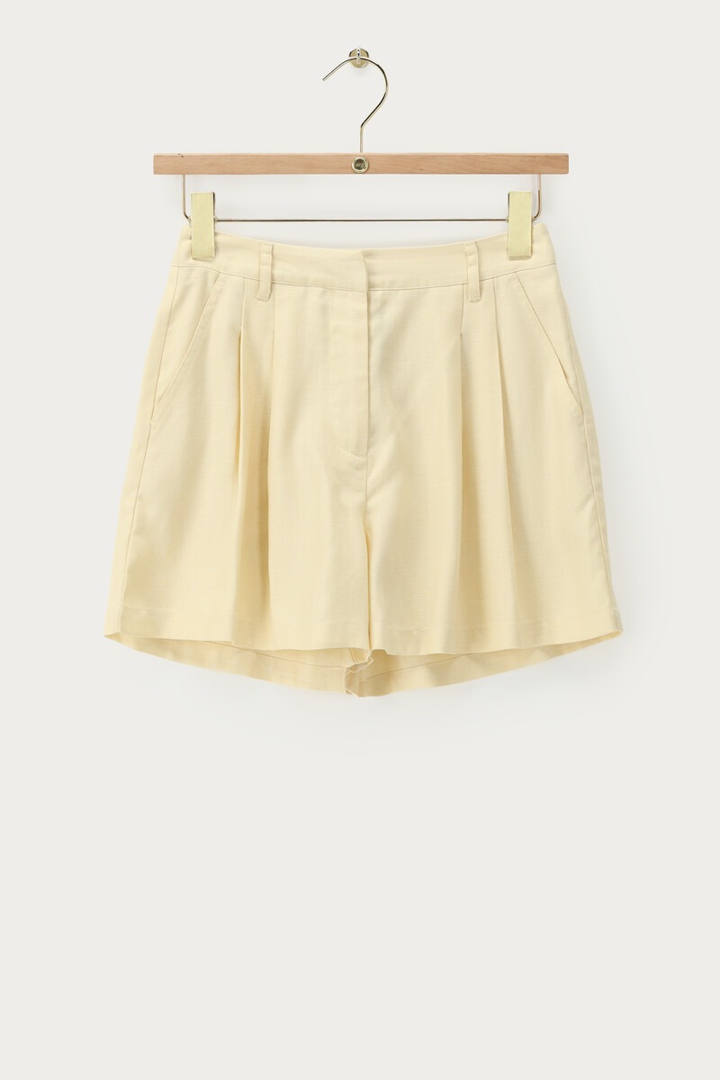 Yellow bermuda shorts with pleats | My Jewellery