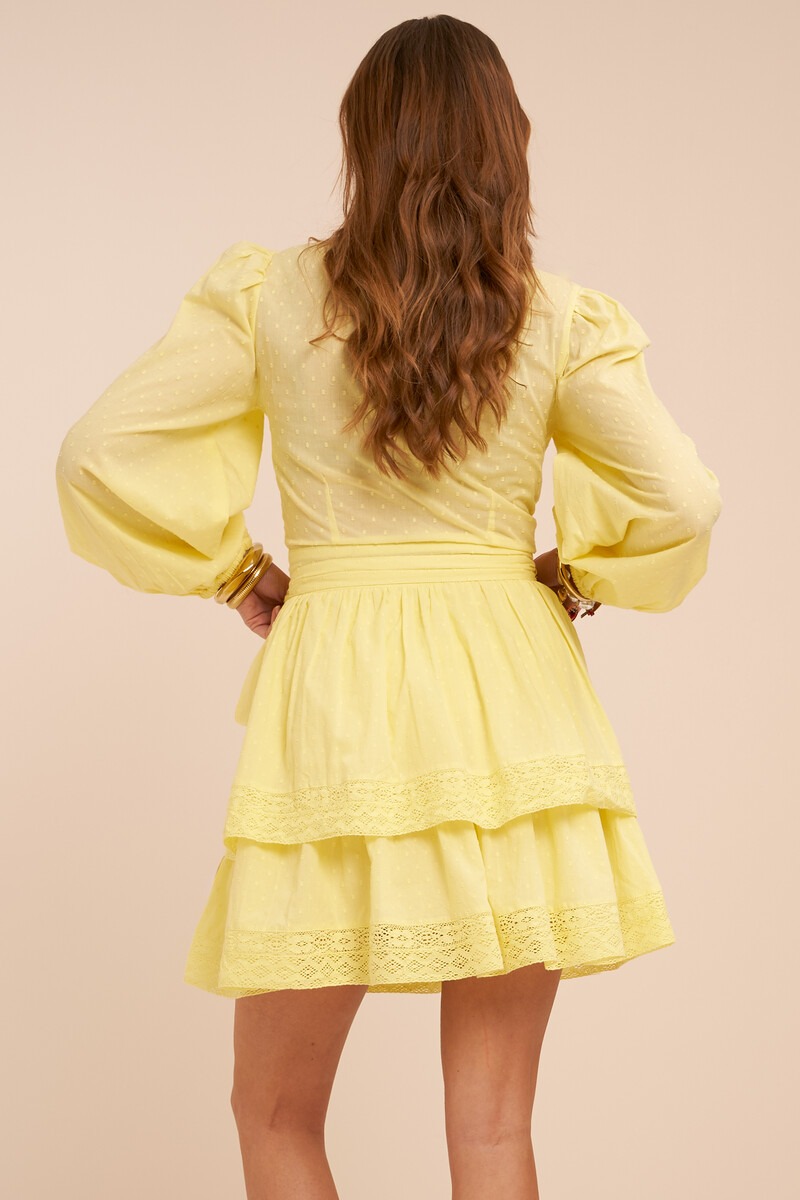 Gelbes Wickelkleid mit Spitze