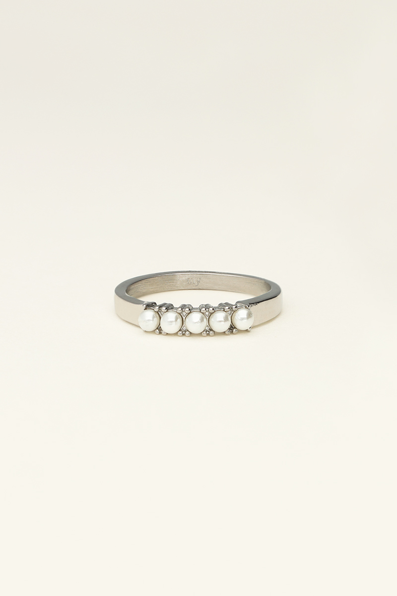 Ring met 5 parels