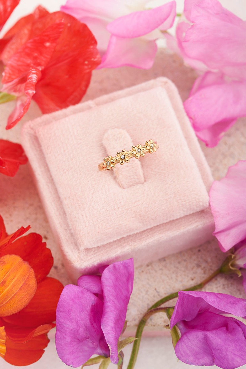 Ring met bloemen en steentje
