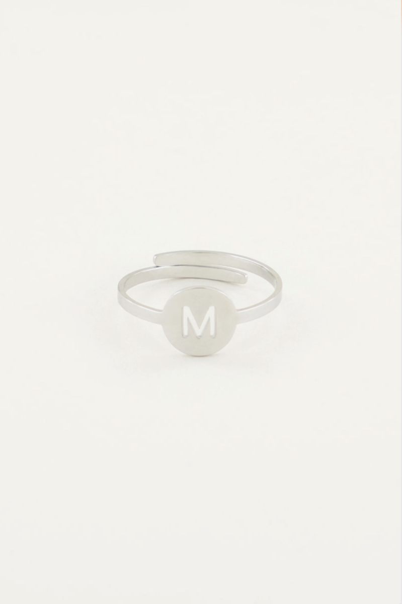 Goldfarbener Ring mit Cut-out und Initial