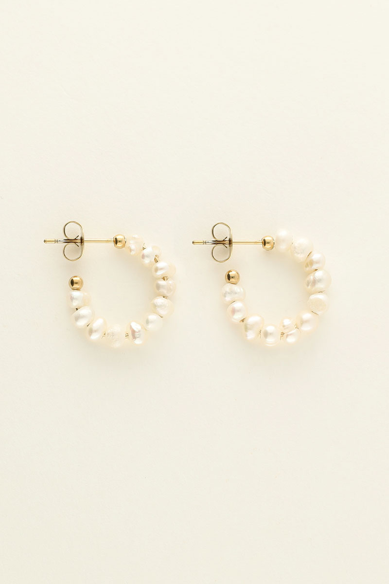 Kleine Ohrringe mit Perlen