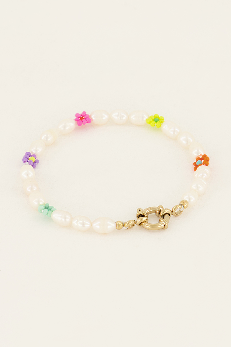 Souvenir armband met zoetwaterparels en bloemen