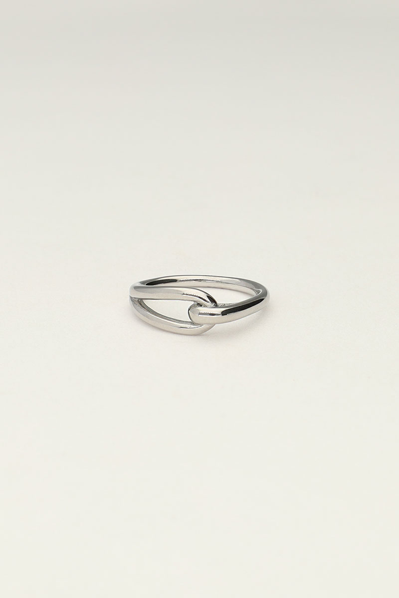 Twisted ring loop