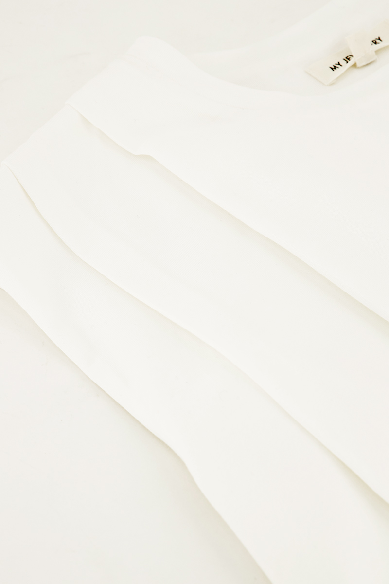 White sleeveless cropped top