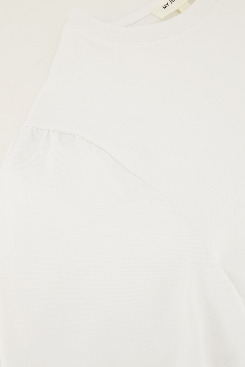 White T-shirt with pleated sleeves