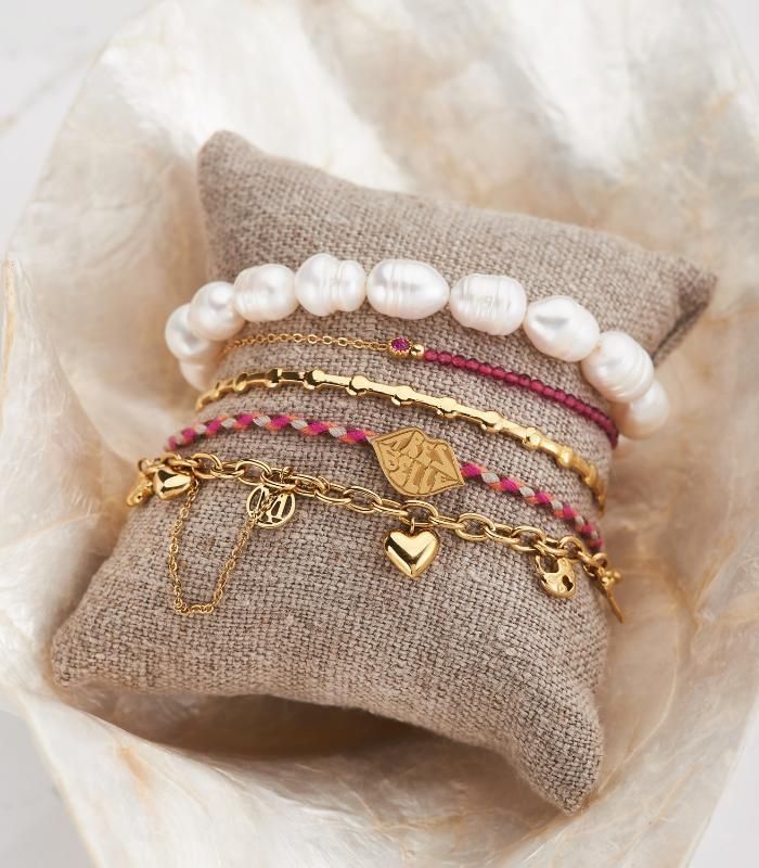Schmuck auf Kissen
