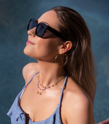 Zonnebril, blauwe bikini,ketting