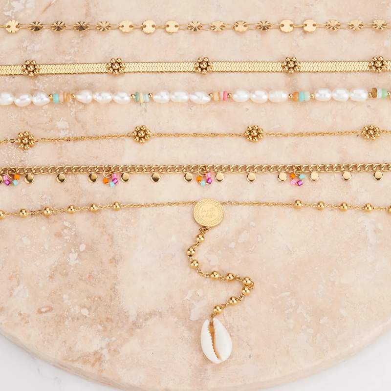 Gouden kettingen met bloemen