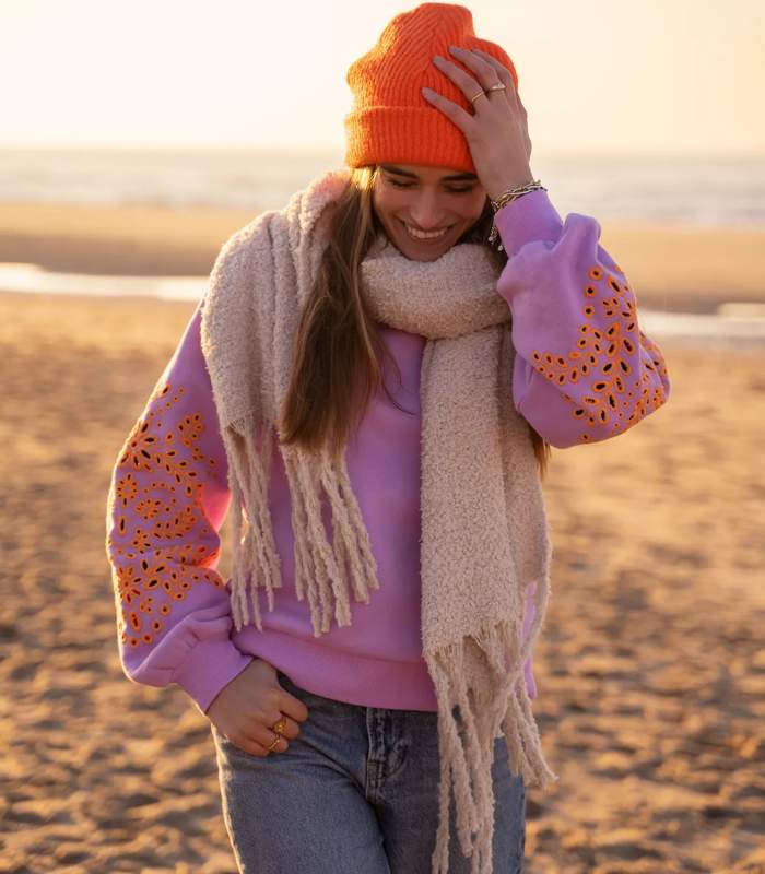 Oranje muts, sweater
