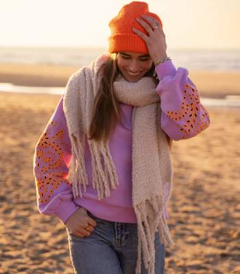 Oranje muts, sweater