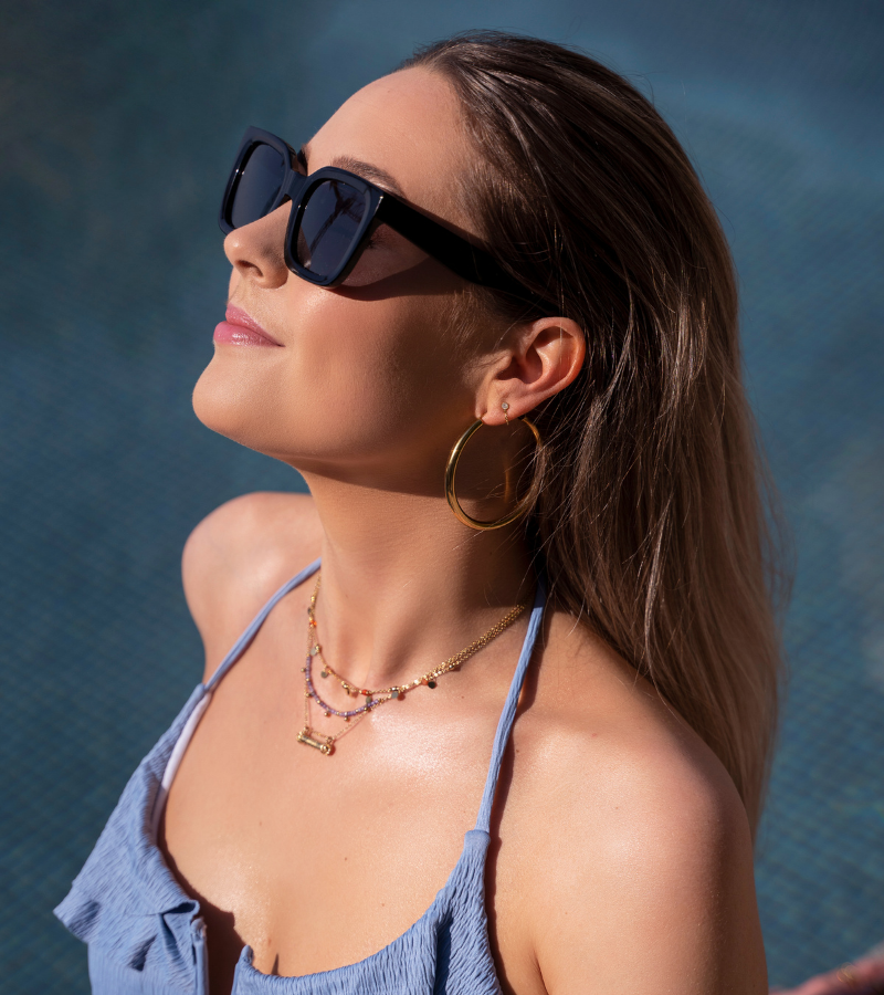 Zonnebril, blauwe bikini,ketting