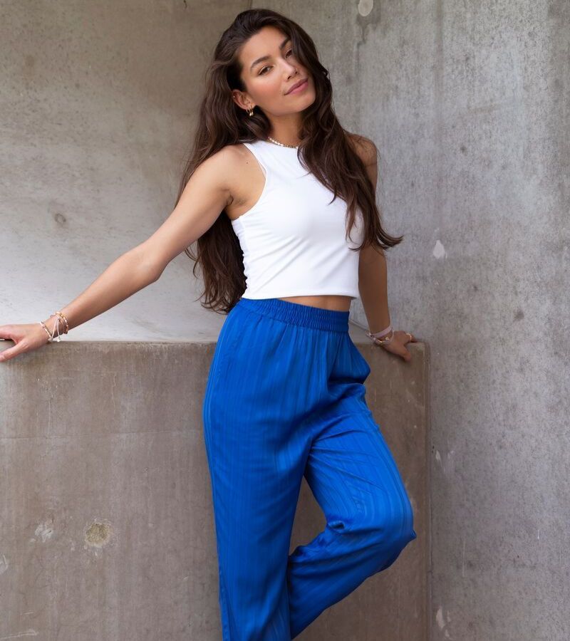 Blaue Hose mit weißem Oberteil