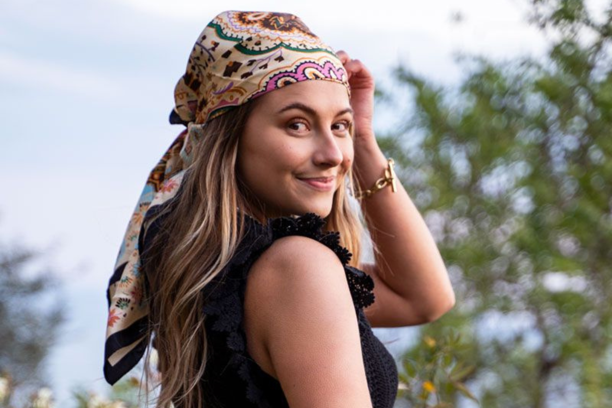 Schwarzes Top, buntes Tuch für Haare